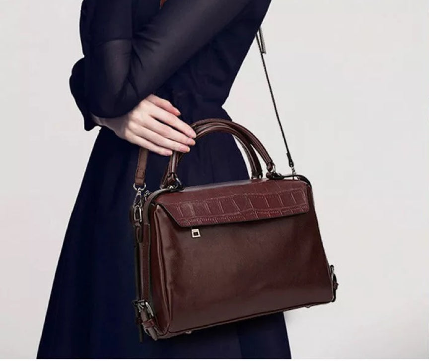 Kastanienbraune elegante Schultertasche mit stabilen Tragegriffen und abnehmbarem Schultergurt