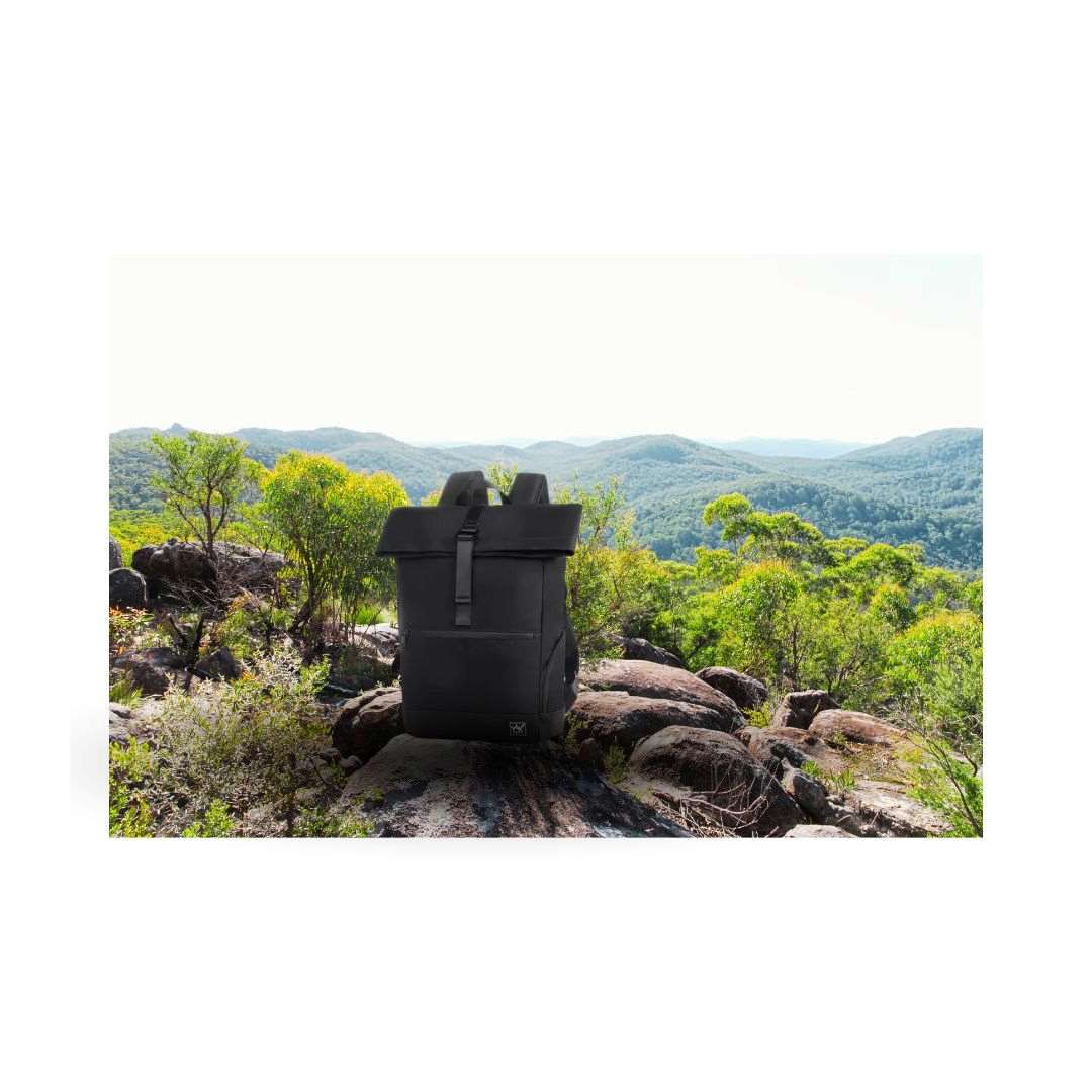 Schwarzer geräumiger wasserfester Rucksack aus 100% recyceltem Polyster