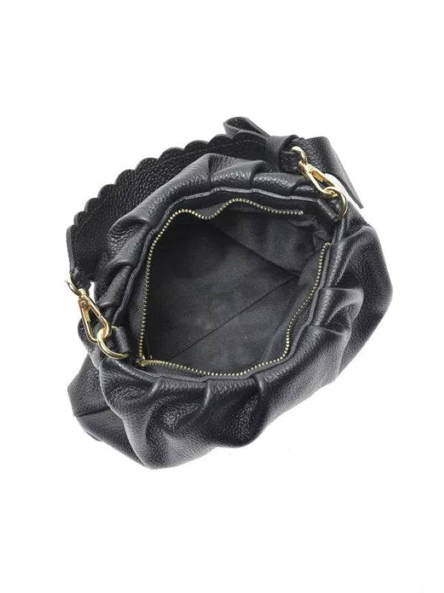 Draufansicht der geöffnete Mini-Handtasche aus schwarzem Leder mit coolen Details für Abende und Partys