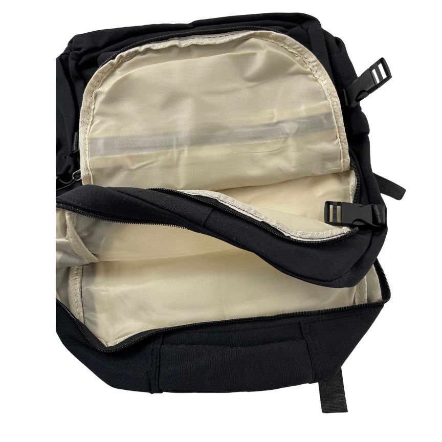 Wasserdichter schwarzer Rucksack mit USB Anschluss