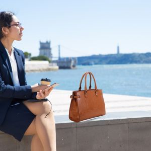 Damen Umhängetasche mit Henkel mittelgroß