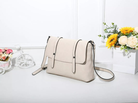 Seitenansicht   der edlen, eleganten Tasche aus beigem Leder mit Doppelverscluss und langem verstellbarem Riemen