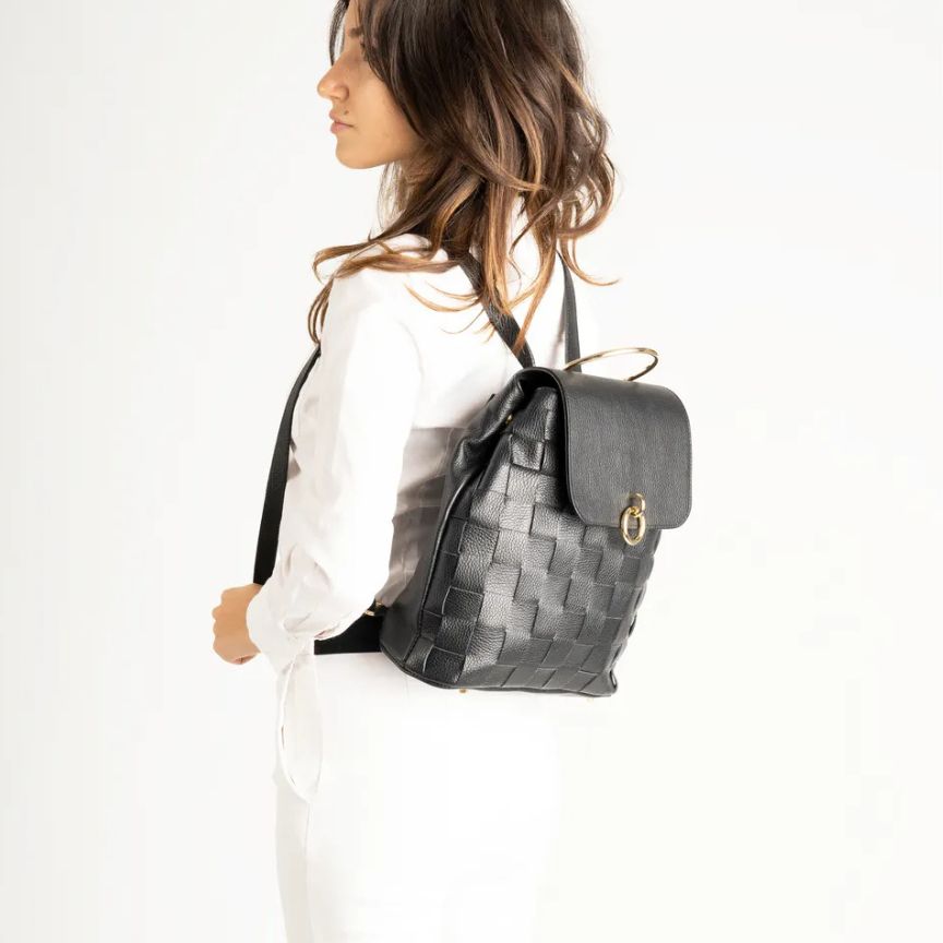 Damen Fashion Lederrucksack - Elegant mit Metall-Henkel & Goldfarbenen Details