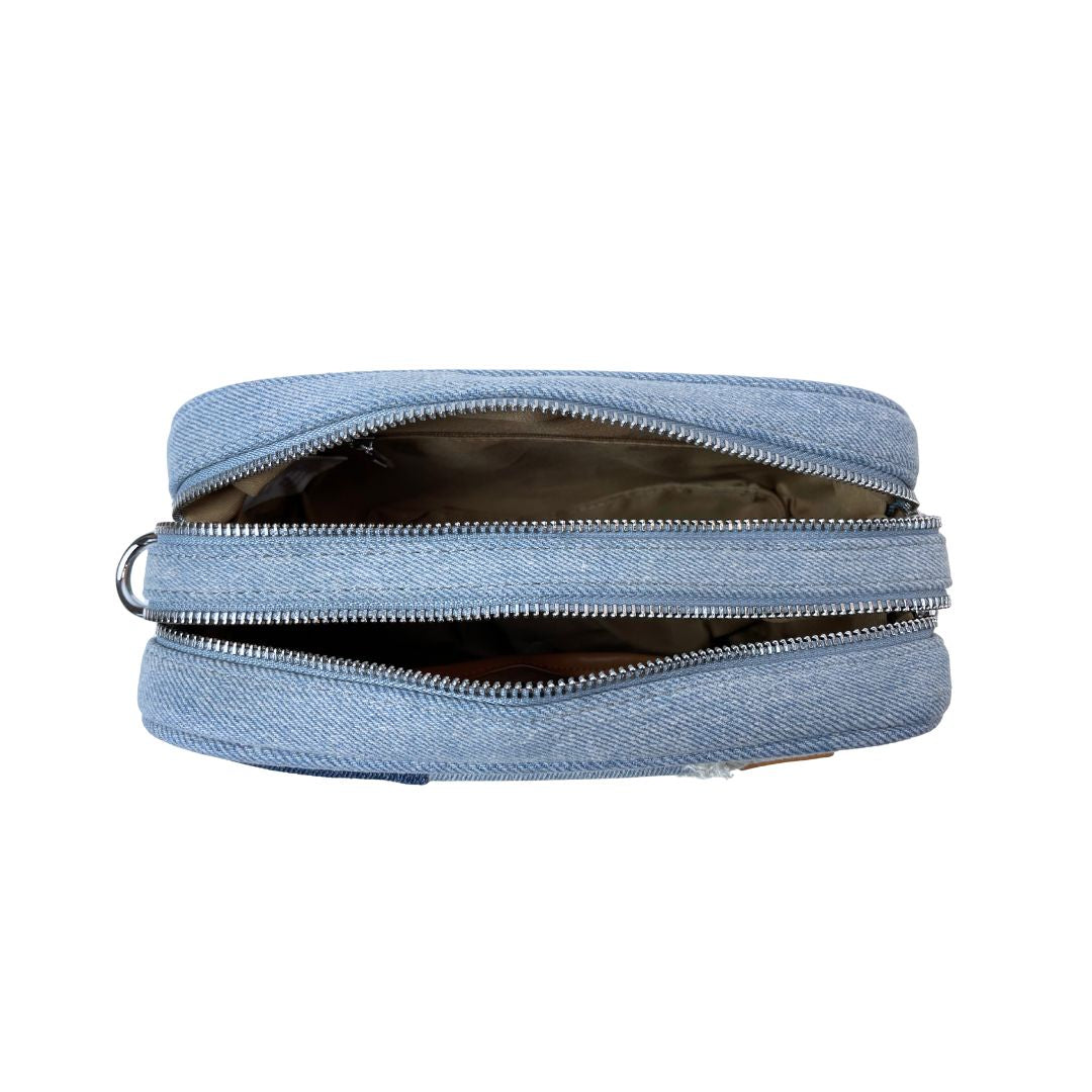 Demin Crossbody Bag - Edle Patches, breiter Gurt und zwei Fächer