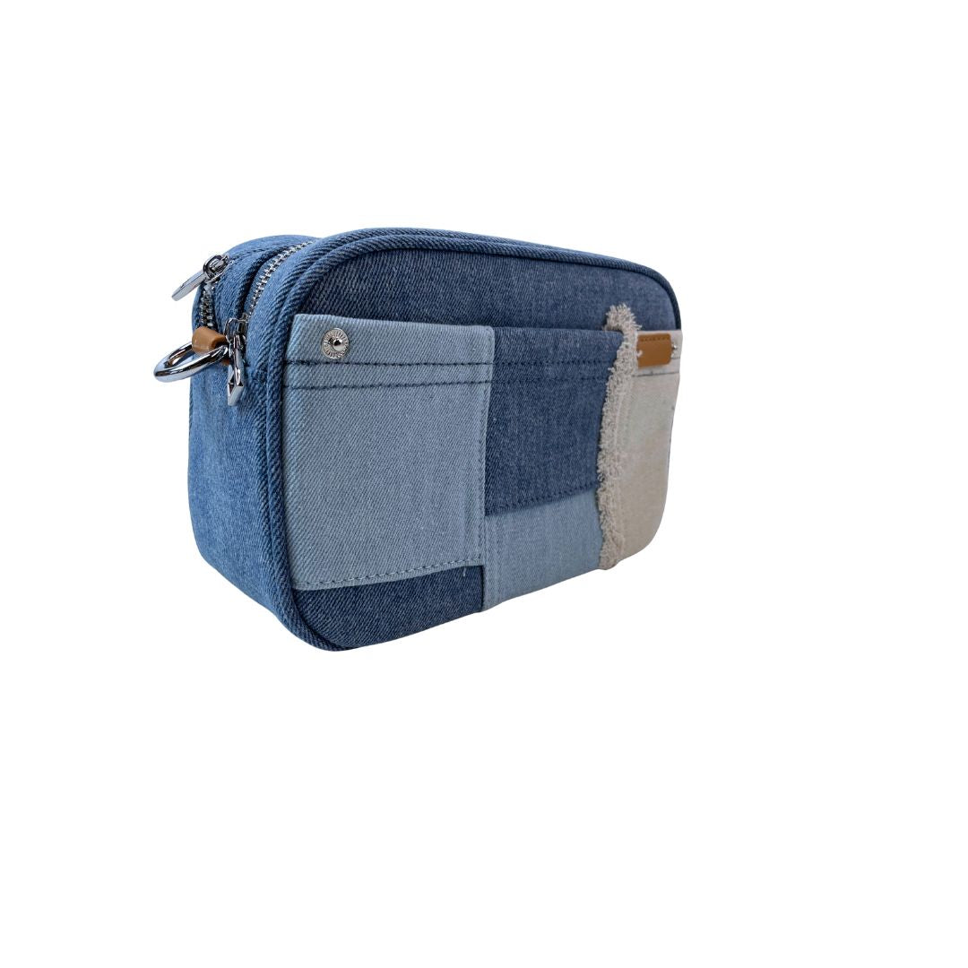 Demin Crossbody Bag - Edle Patches, breiter Gurt und zwei Fächer