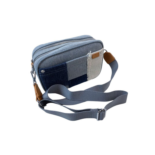 Demin Crossbody Bag - Edle Patches, breiter Gurt und zwei Fächer