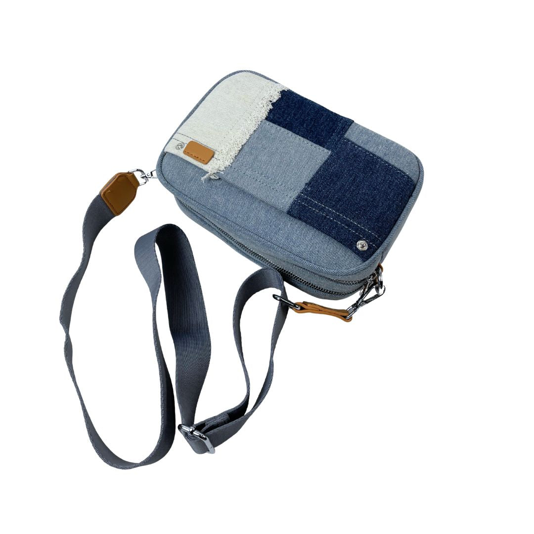 Demin Crossbody Bag - Edle Patches, breiter Gurt und zwei Fächer