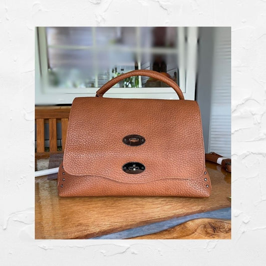 Elegante Damen Umhängetasche mit Nieten - mittelgroß mit stabilem Henkel