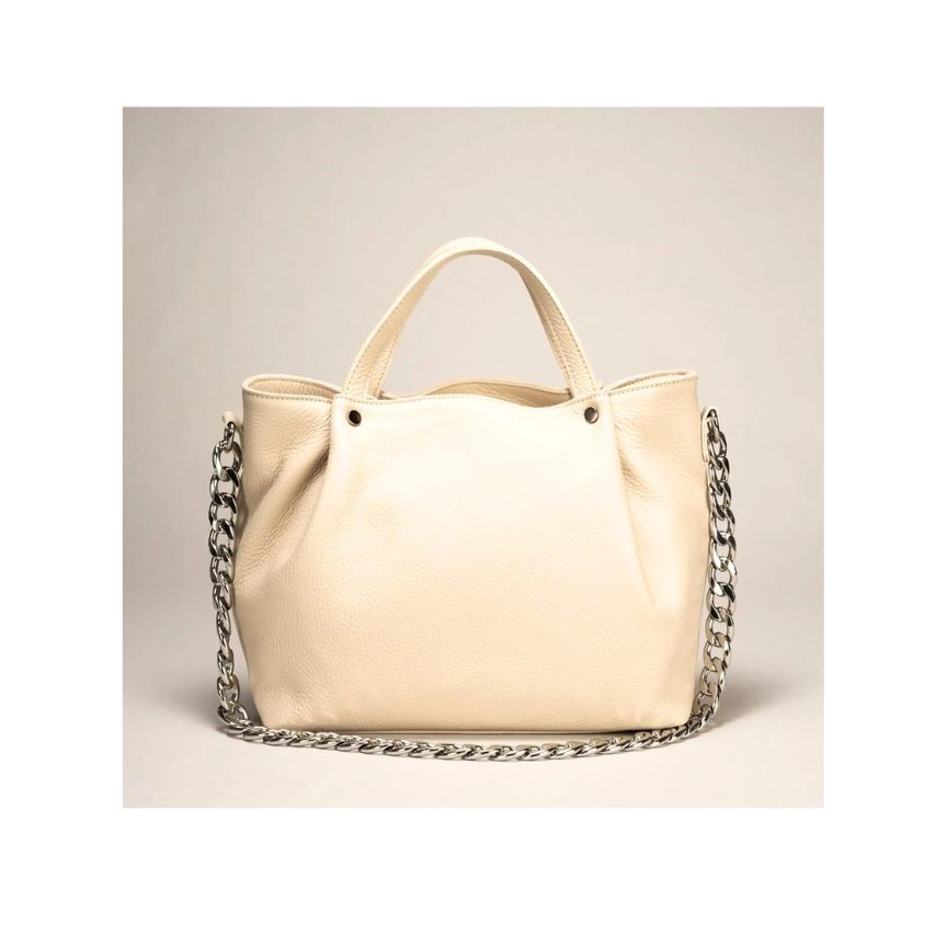 Vorderseite der Damen Leder Umhängetasche mit Kettenriemen und metal details beige