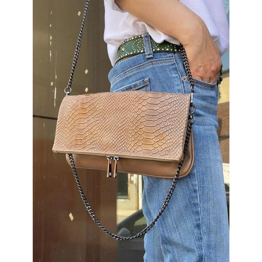 Luxuriöse Clutch aus Leder mit Schlangenhautoptik und Tragekette