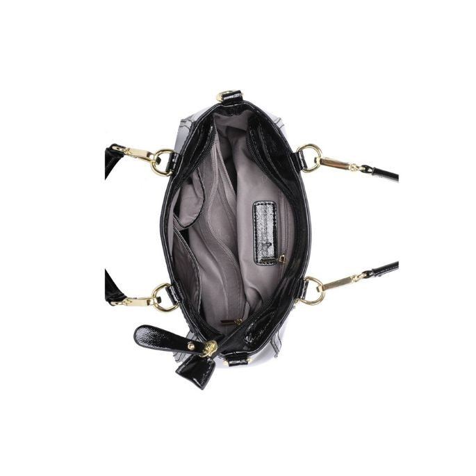 Draufsicht Innenansicht stilvolle schwarze Glanztasche mit goldfarbenen Beschlägen