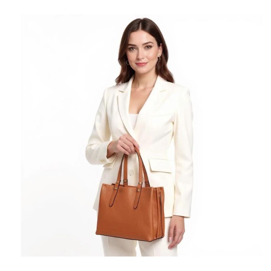Eine Frau trägt eine elegante damen Handtasche aus echtem Leder