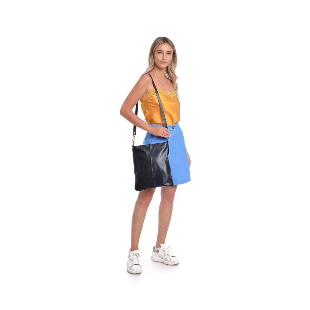 Damen Schultertasche Crossbodybag mit abnehmbaren Riemen über der  Schulter getragen