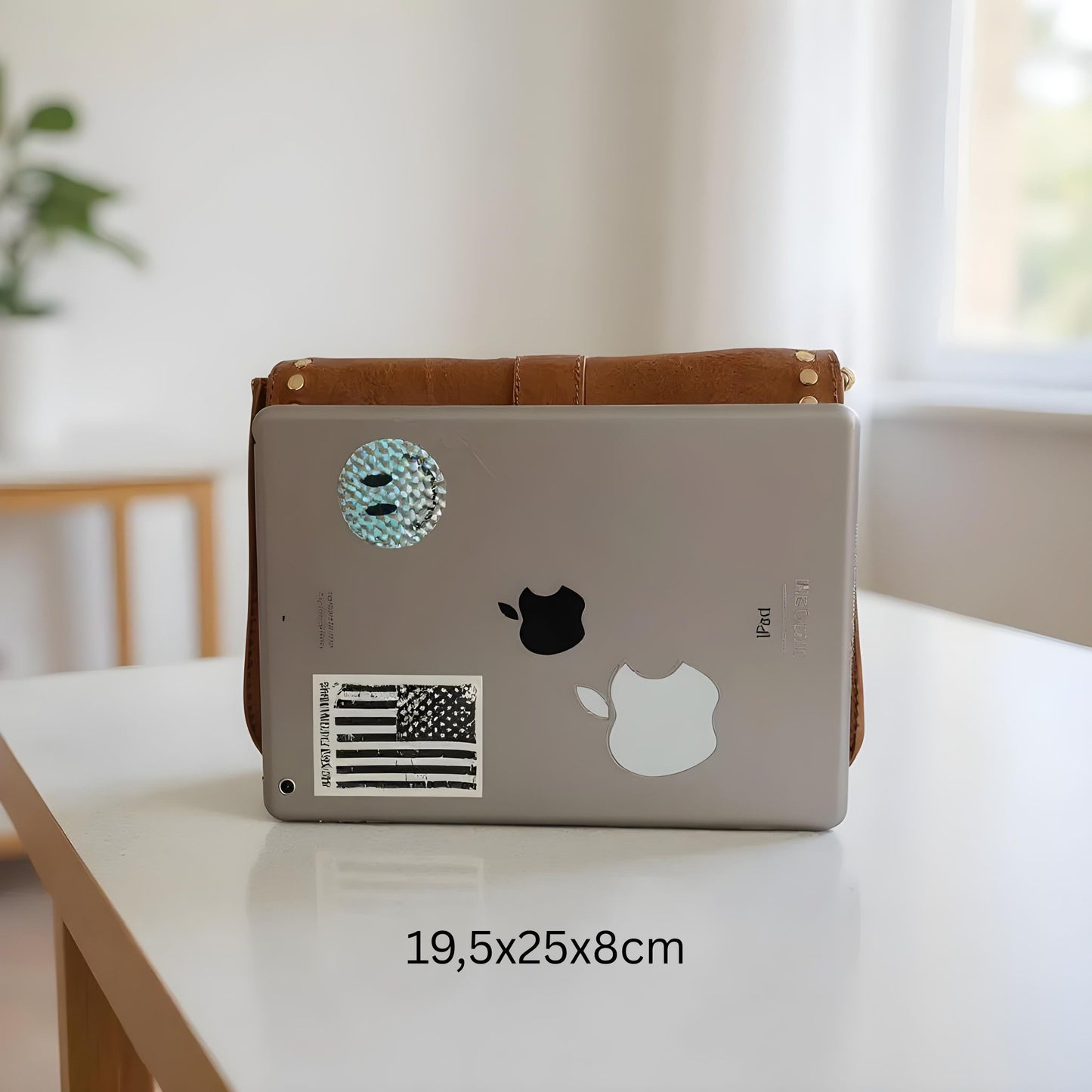 Elegante Damenhandtasche mit Nieten - Alltagstauglich