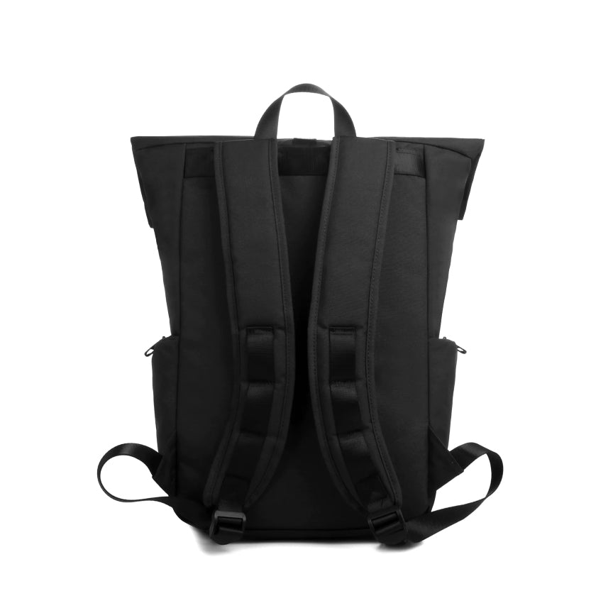 Rückansicht Schwarzer geräumiger wasserfester Rucksack aus 100% recyceltem Polyster   