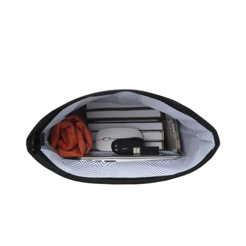 Draufsicht / Innenansicht Schwarzer geräumiger wasserfester Rucksack aus 100% recyceltem Polyster  