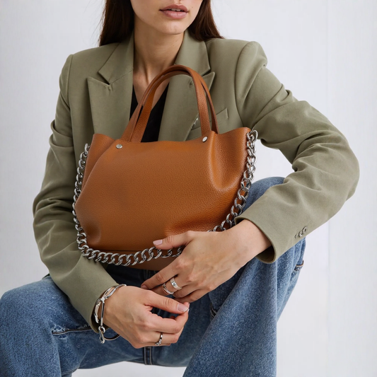 Italienische Leder-Umhängetasche mit Kettendetails