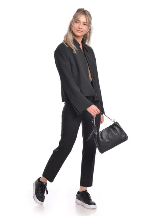 Die Handgetragene Mini-Handtasche aus schwarzem Leder mit coolen Details für Abende und Partys