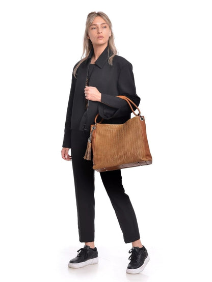 Elegante Braune Echtledertasche im Weblook mit Quastendetail am Arm getragen