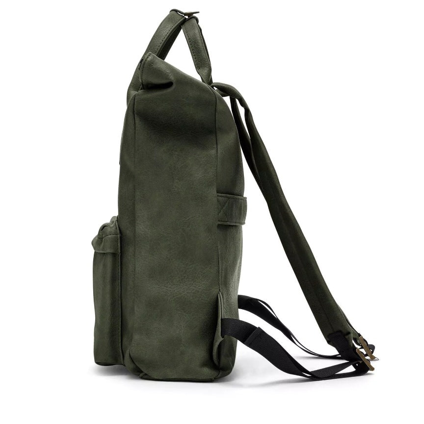 Seitenansicht Dunkelgrüner wasserfester Rolltop Rucksack stabile Trageggriffe und Aussentasche