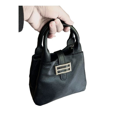 Elegante Damen-Lederhandtasche mit Metal-Details - kompakt & alltagstauglich
