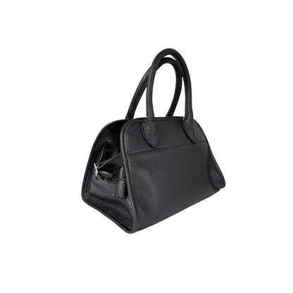 Seiten Ansicht der Damen Leder-Handtasche - schlicht, schwarz, klein & elegant für jeden Anlass 