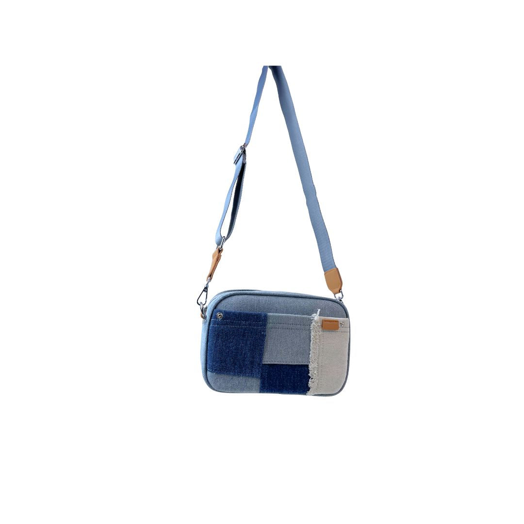 Demin Crossbody Bag - Edle Patches, breiter Gurt und zwei Fächer