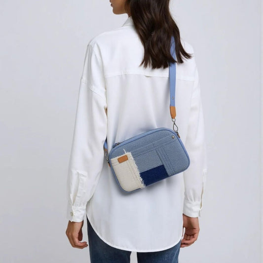 Demin Crossbody Bag - Edle Patches, breiter Gurt und zwei Fächer