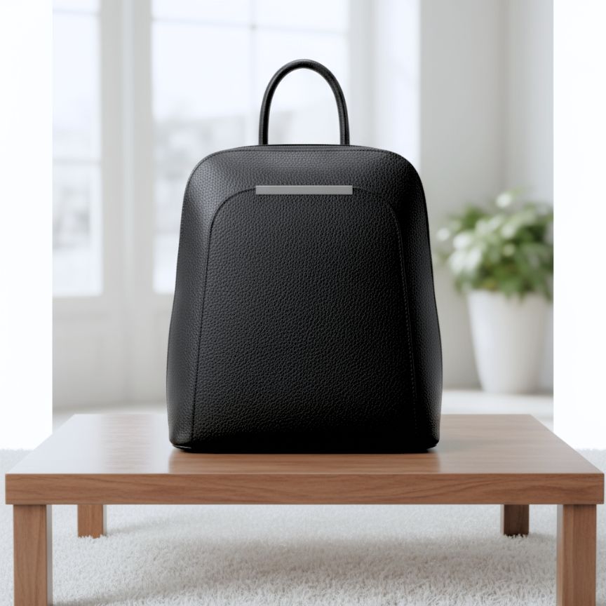 Vorderseite der schwarzer Damen Lederrucksack mit edlen silbernen Details für Büro und Alltags 