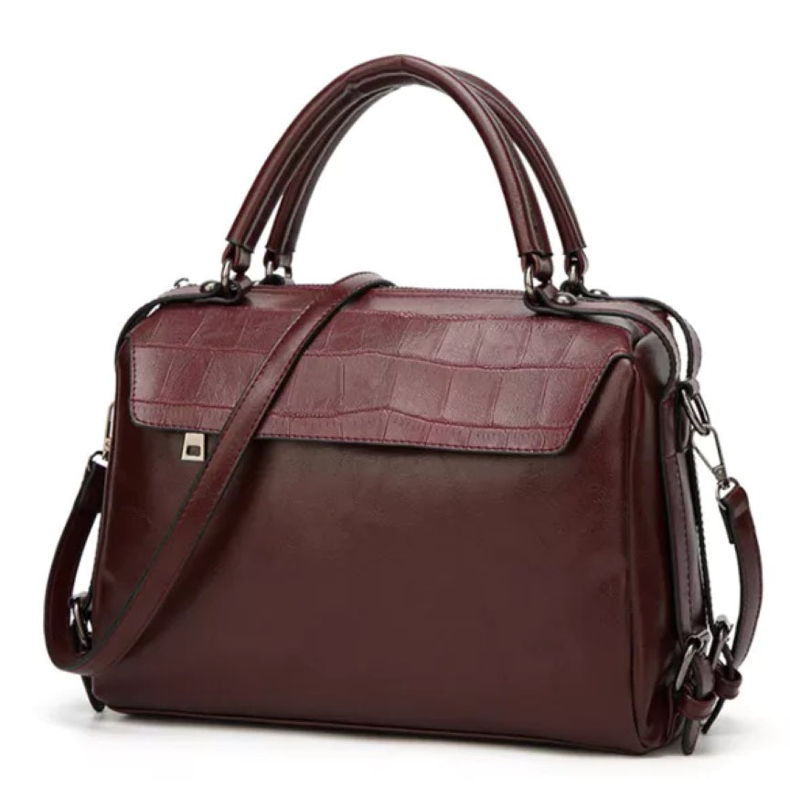 Kastanienbraune elegante Schultertasche mit stabilen Tragegriffen und abnehmbarem Schultergurt