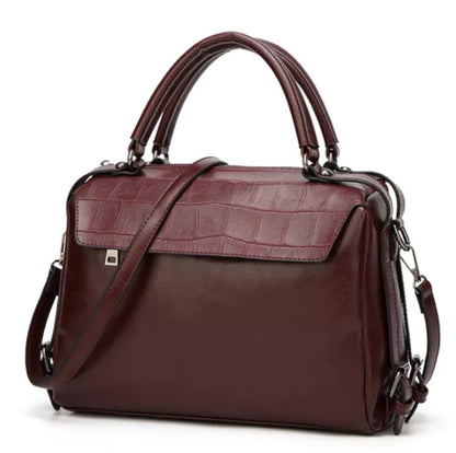 Kastanienbraune elegante Schultertasche mit stabilen Tragegriffen und abnehmbarem Schultergurt