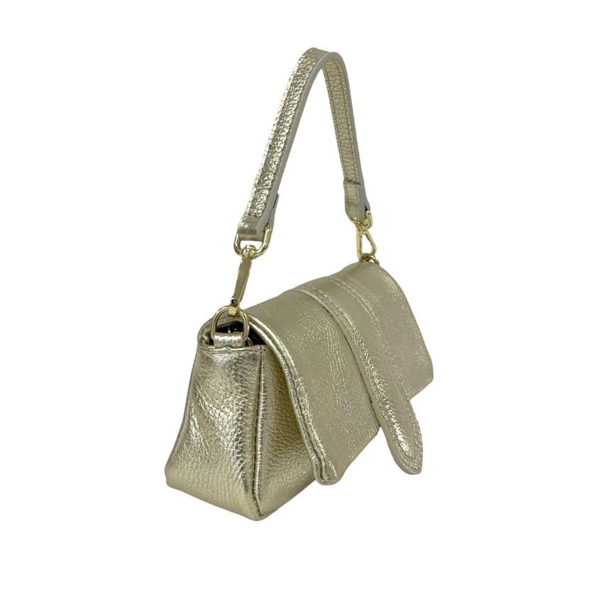 Metalldetails der Goldenen Leder Partytasche