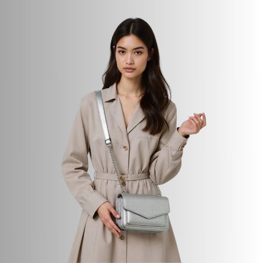 schöne Details der elegante Damen Handtasche mittelgroß mit Kette silber 