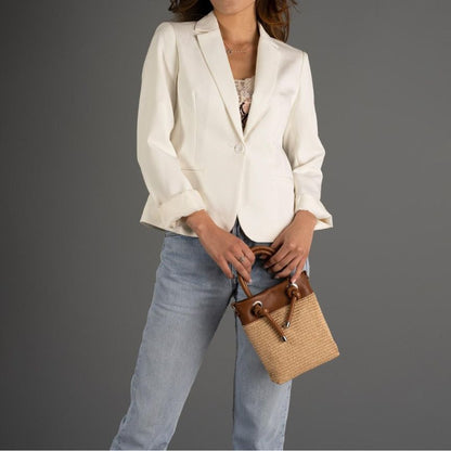 Minimalistische Lederhandtasche mit Strohdetails und Henkeln