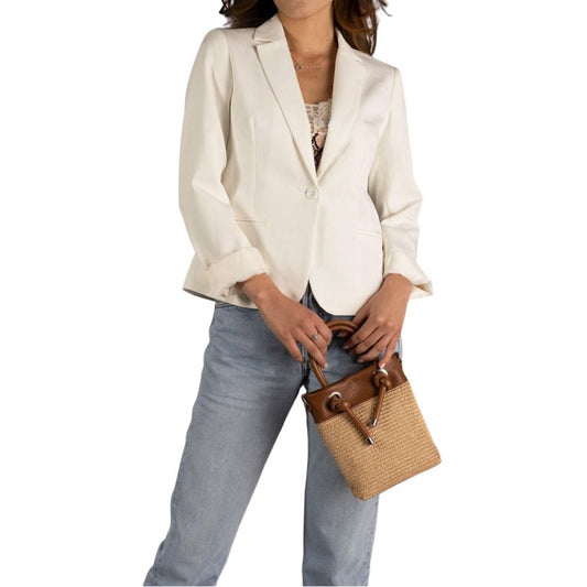 Minimalistische Lederhandtasche mit Strohdetails und Henkeln