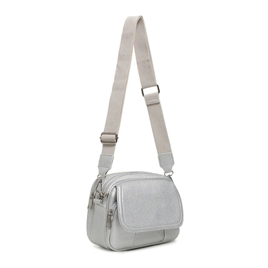 Silbere Crossbody-Bag für den Alltag mit drei fächern und edlen verstellbaren schultergurt