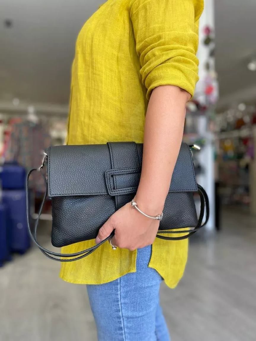Elegante Schwarze Handtasche aus echtem Leder mit Magnetverschluss für stillvolle Damen