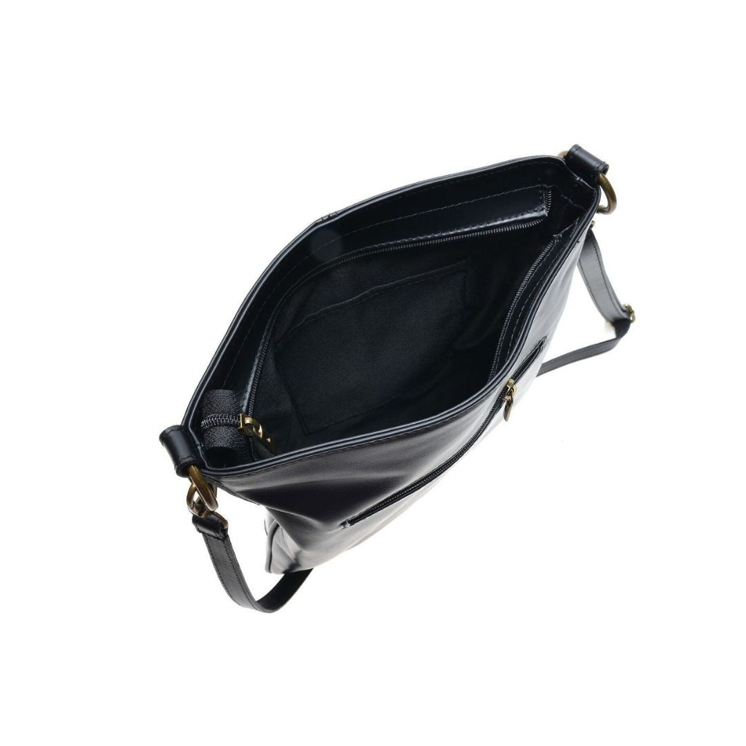 Draufsicht / Innenansicht auf die geöffnete Schultertasche Crossbodybag mit abnehmbarem Riemen und Rückseitenverschluss